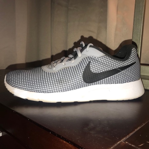 grey nike tanjun trainers